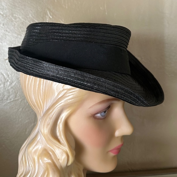 IMPRESSIVE 1940s\' BLACK STRAW FEDORA - GROSGRAIN BAND/BOW + BLACK/WHITE QUILLS main image 9